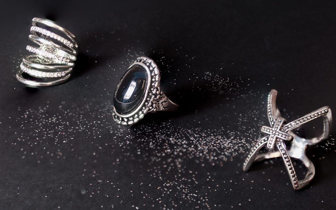 Argent ou acier inoxydable : comment choisir le bijou parfait pour votre image ?